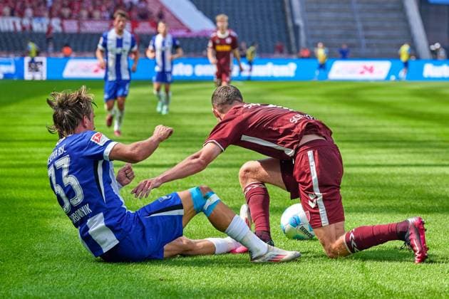 Michal Karbownik Hertha BSC, 33 , Oscar Schoenfelder SSV Jahn Regensburg, 07 , GER, Hertha BSC vs SSV Jahn Regensburg, Soccer Men, 2 Bundesliga, Season 2024 2025, 03 Matchday, 24 08 2024 DFL REGULATES PROHIBIT ANY USE OF PHOTOGRAPHS AS IMAGE SEQUENCES AND OR QUASI VIDEO GER, Hertha BSC vs SSV Jahn Regensburg, Soccer men, 2 Bundesliga, Season 2024 2025, 03 Matchday, 24 08 2024 Berlin Copyright: xEibner-Pressefotox xClaudiusxRauchx EP_CRH