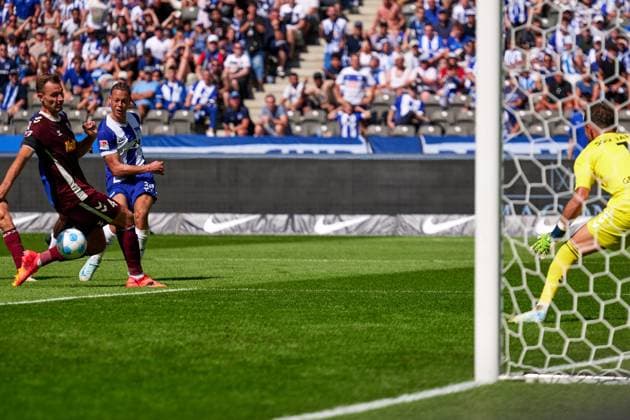 Florian Ballas SSV Jahn Regensburg, 04 , Derry Scherhant Hertha BSC, 39 , GER, Hertha BSC vs SSV Jahn Regensburg, Soccer Men, 2 Bundesliga, Season 2024 2025, 03 Matchday, 24 08 2024 DFL REGULATES PROHIBIT ANY USE OF PHOTOGRAPHS AS IMAGE SEQUENCES AND OR QUASI VIDEO GER, Hertha BSC vs SSV Jahn Regensburg, Soccer men, 2 Bundesliga, Season 2024 2025, 03 Matchday, 24 08 2024 Berlin Copyright: xEibner-Pressefotox xClaudiusxRauchx EP_CRH