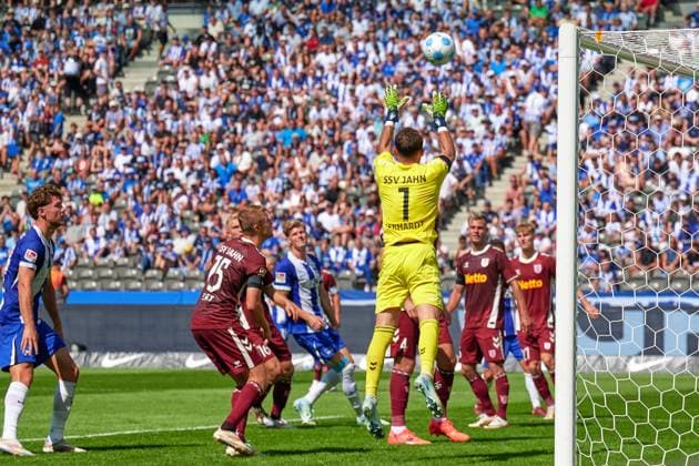 Felix Gebhardt SSV Jahn Regensburg, 01 , in front of goal, GER, Hertha BSC vs SSV Jahn Regensburg, Soccer Men, 2 Bundesliga, Season 2024 2025, 03 Matchday, 24 08 2024 DFL REGULATIONS PROHIBIT ANY USE OF PHOTOGRAPHS AS IMAGE SEQUENCES AND OR QUASI VIDEO GER, Hertha BSC vs SSV Jahn Regensburg, Soccer Men, 2 Bundesliga, Season 2024 2025, 03 Matchday, 24 08 2024 Berlin Copyright: xEibner-Pressefotox xClaudiusxRauchx EP_CRH