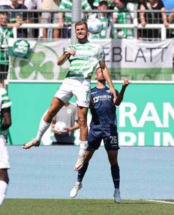 24 08 2024 Soccer season 2024 2025 2 Soccer Bundesliga 03 Matchday SpVgg Greuther Fürth Kleeblatt SC Paderborn 07 SCP Sportfoto Zink DaMa xdaxmax DFL regulations prohibit any use of photographs as image sequences and or quasi video only for editorial use Dennis Srbeny 7, SpVgg Greuther Fürth in header duel with Sebastian Klaas 26, SC Paderborn 07
