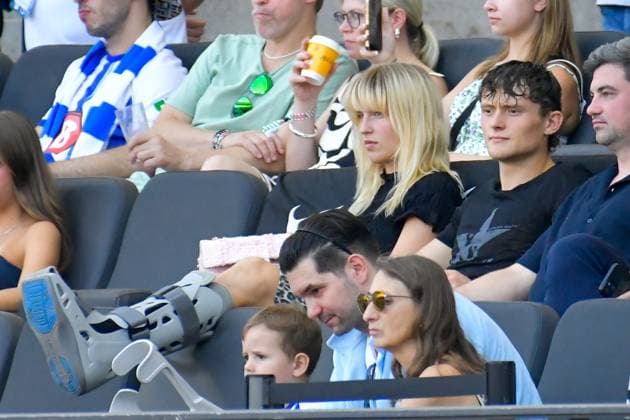 24 08 2024, xlakx, Soccer 2 Bundesliga, Hertha BSC Berlin Jahn Regensburg emspor, v l Fabian Reese Hertha BSC 11 ,injured with splint sitting on the stand DFL DFB REGULATIONS PROHIBIT ANY USE OF PHOTOGRAPHS as IMAGE SEQUENCES and or QUASI VIDEO Daniel Lakomski Jan Huebner Berlin
