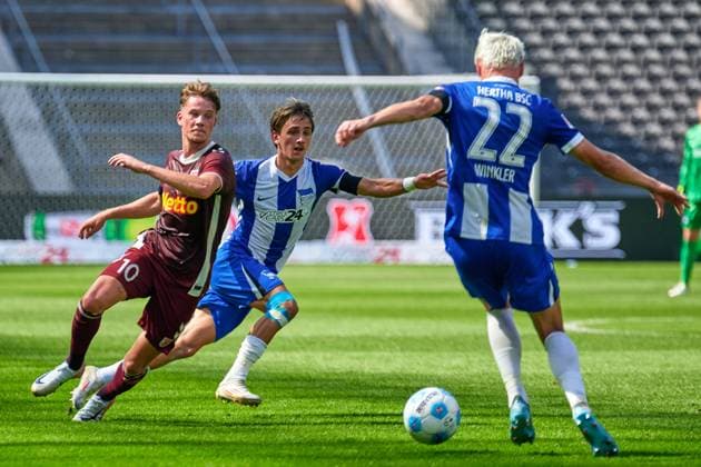 Christian Viet SSV Jahn Regensburg, 10 , Michal Karbownik Hertha BSC, 33 , Marten Winkler Hertha BSC, 22 , GER, Hertha BSC vs SSV Jahn Regensburg, Soccer Men, 2 Bundesliga, Season 2024 2025, 03 Matchday, 24 08 2024 DFL REGULATES PROHIBIT ANY USE OF PHOTOGRAPHS AS IMAGE SEQUENCES AND OR QUASI VIDEO GER, Hertha BSC vs SSV Jahn Regensburg, Soccer men, 2 Bundesliga, Season 2024 2025, 03 Matchday, 24 08 2024 Berlin Copyright: xEibner-Pressefotox xClaudiusxRauchx EP_CRH