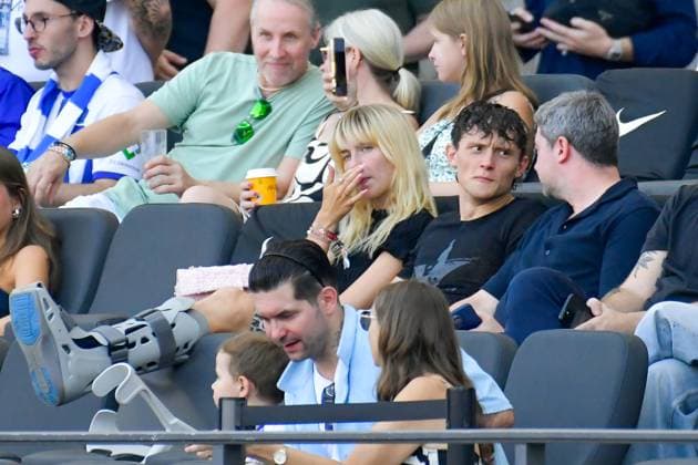 24 08 2024, xlakx, Soccer 2 Bundesliga, Hertha BSC Berlin Jahn Regensburg emspor, v l Hertha pro Fabian Reese injured on the tribune and his girlfriend Johanna Gruenewald DFL DFB REGULATIONS PROHIBIT ANY USE OF PHOTOGRAPHS as IMAGE SEQUENCES and or QUASI VIDEO Daniel Lakomski Jan Huebner Berlin