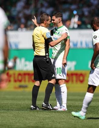 24 08 2024 Soccer Season 2024 2025 2 Soccer Bundesliga 03 Matchday SpVgg Greuther Fürth Kleeblatt SC Paderborn 07 SCP Sportfoto Zink DaMa xdaxmax DFL regulations prohibit any use of photographs as image sequences and or quasi video only for editorial use Dr Robin Braun Referee discusses with Branimir Hrgota 10 SpVgg Greuther Fürth