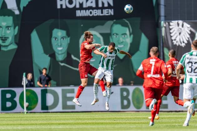 24 08 2024, SC Preußen Münster vs 1 FC Kaiserslautern, 2 Bundesliga, 3 Matchday duel Jannis Heuer 1 FC Kaiserslautern, 24 Etienne Amenyido Preussen Muenster, 30 Important note According to the regulations of the DFL German Football League and the DFB German Football Association, it is prohibited to use photographs taken in the stadium and or of the game in the form of sequential images and or video-like photo series Photo Bahho Kara Kirchner Media Copyright: xBahhoxKara Kirchner-Mediax