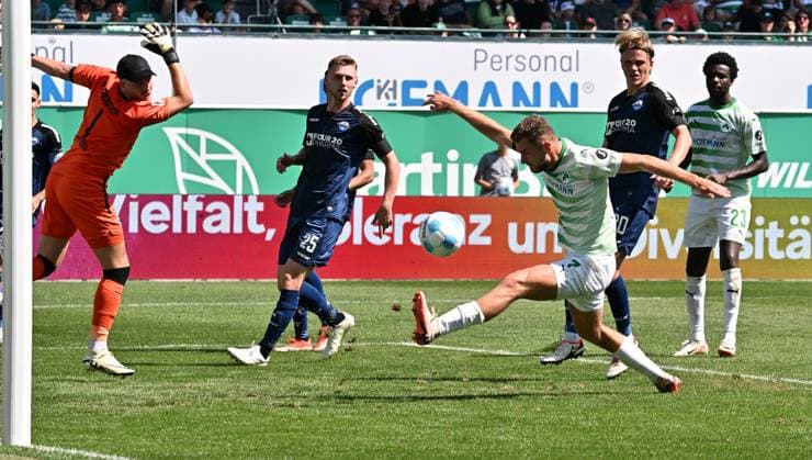 24 08 2024 Soccer season 2024 2025 2 Soccer Bundesliga 03 Matchday SpVgg Greuther Fürth Kleeblatt SC Paderborn 07 SCP Sportfoto Zink xwoxzix DFL regulations prohibit any use of photographs as image sequences and or quasi video only for editorial use Pelle Boevink 1, SC Paderborn 07 Dennis Srbeny 7, SpVgg Greuther Fürth Chance Torchance
