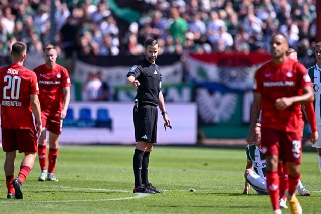 24 08 2024, Football, 2 Bundesliga, Matchday 3 Season 2024 2025, Preußen Münster 1 FC Kaiserslautern, Referee Michael Bacher, xRHR PHOTO TKx Copyright: RHR-FOTOx RHR-FOTO TK