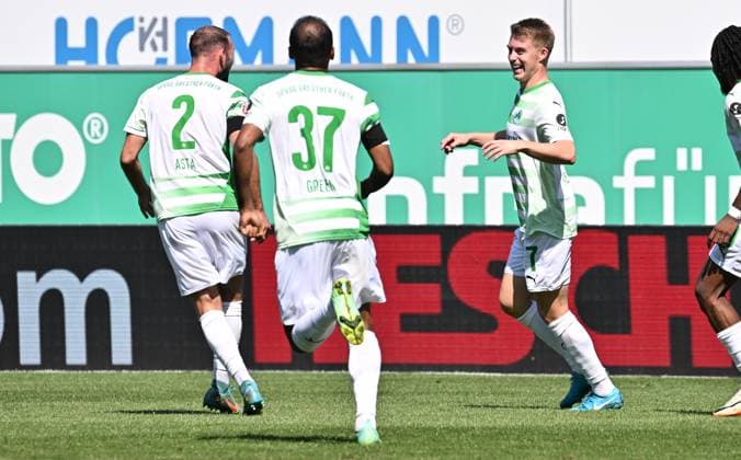 24 08 2024 Soccer Season 2024 2025 2 Soccer Bundesliga 03 Matchday SpVgg Greuther Fürth Kleeblatt SC Paderborn 07 SCP Sportfoto Zink xwoxzix DFL regulations prohibit any use of photographs as image sequences and or quasi video only for editorial use Torjubel Jubel nach Treffer Torschuß zum 1 0 durch Gian Luca Gian Luca Itter 27, SpVgg Greuther Fürth