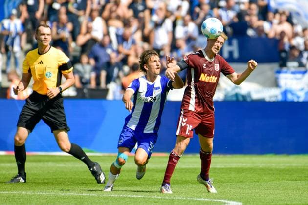 24 08 2024, xlakx, Soccer 2 Bundesliga, Hertha BSC Berlin Jahn Regensburg emspor, v l Michal Karbownik Hertha BSC 33 ,Sebastian Ernst SSV Jahn Regensburg 15 ,duel, duel, fight, tackle DFL DFB REGULATIONS PROHIBIT ANY USE OF PHOTOGRAPHS as IMAGE SEQUENCES and or QUASI VIDEO Daniel Lakomski Jan Huebner Berlin