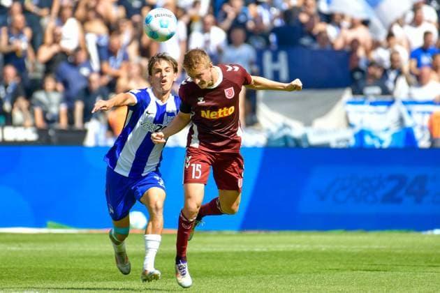 24 08 2024, xlakx, Soccer 2 Bundesliga, Hertha BSC Berlin Jahn Regensburg emspor, v l Michal Karbownik Hertha BSC 33 ,Sebastian Ernst SSV Jahn Regensburg 15 ,duel, duel, fight, tackle DFL DFB REGULATIONS PROHIBIT ANY USE OF PHOTOGRAPHS as IMAGE SEQUENCES and or QUASI VIDEO Daniel Lakomski Jan Huebner Berlin