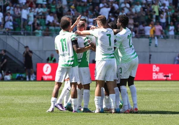 24 08 2024 Soccer Season 2024 2025 2 Soccer Bundesliga 03 Matchday SpVgg Greuther Fürth Kleeblatt SC Paderborn 07 SCP Sportfoto Zink DaMa xdaxmax DFL regulations prohibit any use of photographs as image sequences and or quasi video only for editorial use Jubel Freude Torjubel nach Tor zum 1 0 Gian Luca Gian Luca Itter 27, SpVgg Greuther Fürth und Mannschaft Team jubelt freut sich Torschütze Gian Luca Gian Luca Itter 27, SpVgg Greuther Fürth
