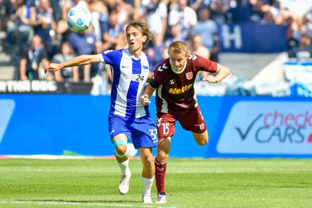 24 08 2024, xlakx, Soccer 2 Bundesliga, Hertha BSC Berlin Jahn Regensburg emspor, v l Michal Karbownik Hertha BSC 33 ,Sebastian Ernst SSV Jahn Regensburg 15 ,duel, duel, fight, tackle DFL DFB REGULATIONS PROHIBIT ANY USE OF PHOTOGRAPHS as IMAGE SEQUENCES and or QUASI VIDEO Daniel Lakomski Jan Huebner Berlin