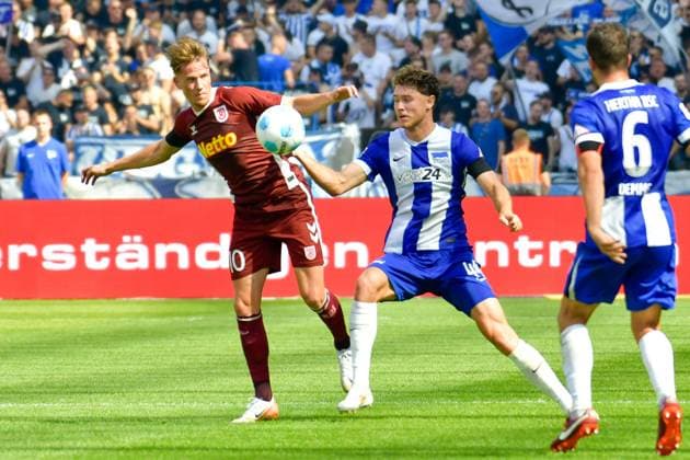 24 08 2024, xlakx, Fußball 2 Bundesliga, Hertha BSC Berlin Jahn Regensburg emspor, v l Christian Viet SSV Jahn Regensburg 10 ,Linus Gechter Hertha BSC 44 ,Zweikampf, Duell, Kampf, tackle DFL DFB REGULATIONS PROHIBIT ANY USE OF PHOTOGRAPHS as IMAGE SEQUENCES and or QUASI VIDEO Daniel Lakomski Jan Huebner Berlin