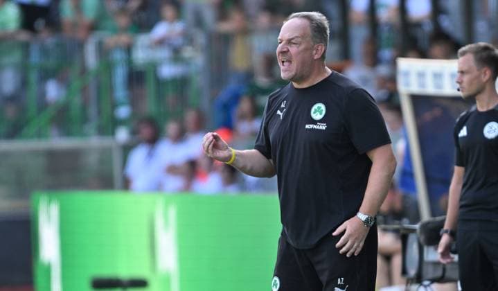 24 08 2024 Soccer Season 2024 2025 2 Soccer Bundesliga 03 Matchday SpVgg Greuther Fürth Kleeblatt SC Paderborn 07 SCP Sportfoto Zink xwoxzix DFL regulations prohibit any use of photographs as image sequences and or quasi video only for editorial use Alexander Zorniger Trainer SpVgg Greuther Fürth ruft schreit brüllt