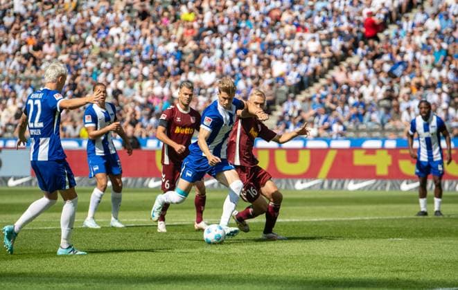 Soccer, Men, Season 2024 2025, 2 Bundesliga 3 Matchday , Hertha BSC SSV Jahn Regensburg, f l Marten Winkler Hertha BSC , Benedikt Saller Jahn Regensburg , Luca Schuler Hertha BSC , Louis Breunig Jahn Regensburg , 24 08 2024, Copyright: xSebastianxRäppold MatthiasxKochx