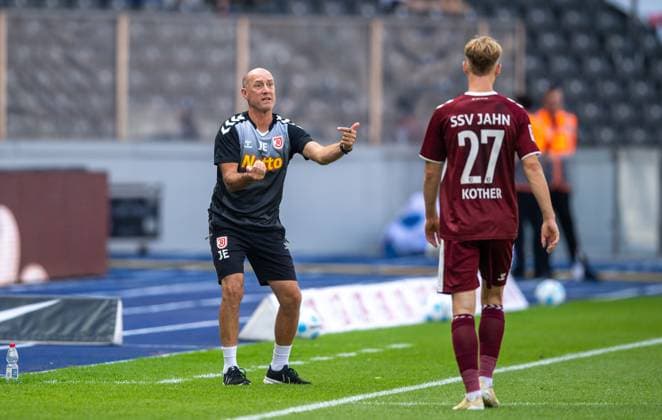 Soccer, Men, Season 2024 2025, 2 Bundesliga 3 Matchday , Hertha BSC SSV Jahn Regensburg, f l Coach Joe Enochs Jahn Regensburg , Dominik Kother Jahn Regensburg , 24 08 2024, Copyright: xSebastianxRäppold MatthiasxKochx