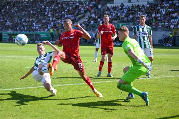 24 08 2024, Football, 2 Bundesliga, Matchday 3 Season 2024 2025, Preußen Münster 1 FC Kaiserslautern, Joshua Mees SC Preussen Münster , Jan Gyameragh 1 FC Kaiserslautern xRHR PHOTO TKx Copyright: RHR-FOTOx RHR-FOTO TK