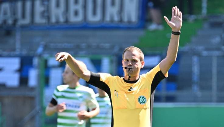 24 08 2024 Soccer Season 2024 2025 2 Soccer Bundesliga 03 Matchday SpVgg Greuther Fürth Kleeblatt SC Paderborn 07 SCP Sportfoto Zink xwoxzix DFL regulations prohibit any use of photographs as image sequences and or quasi video only for editorial use Dr Robin Braun Referee
