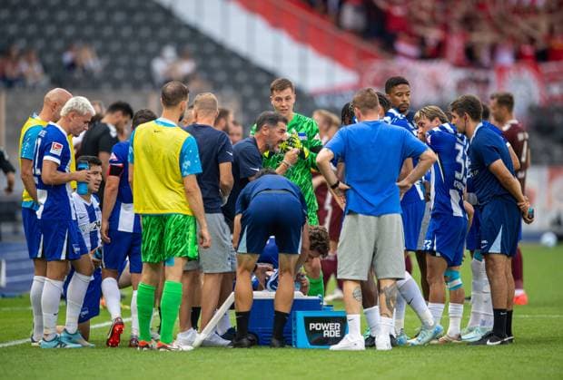 Soccer, Men, Season 2024 2025, 2 Bundesliga 3 Matchday , Hertha BSC SSV Jahn Regensburg, Coach Cristian Fiel Hertha BSC speaks to his players during a drinking break, 24 08 2024, Copyright: xSebastianxRäppold MatthiasxKochx