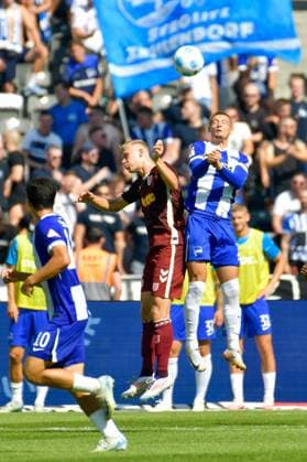 24 08 2024, xlakx, Soccer 2 Bundesliga, Hertha BSC Berlin Jahn Regensburg emspor, v l Louis Breunig SSV Jahn Regensburg 16 ,Michael Cuisance Hertha BSC 27 ,duel, duel, fight, tackle DFL DFB REGULATIONS PROHIBIT ANY USE OF PHOTOGRAPHS as IMAGE SEQUENCES and or QUASI VIDEO Daniel Lakomski Jan Huebner Berlin