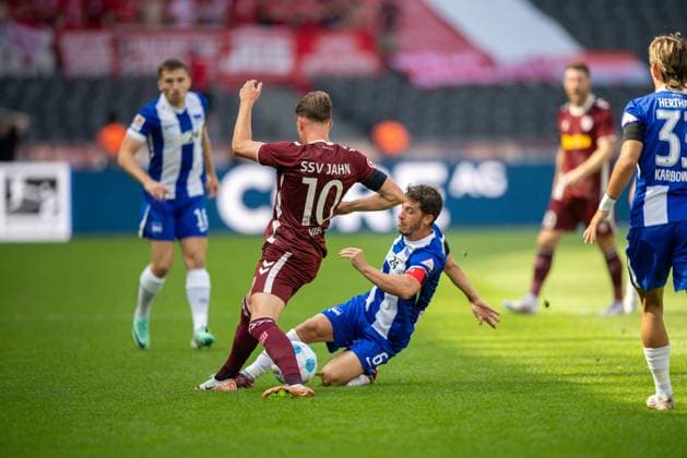 Soccer, Men, Season 2024 2025, 2 Bundesliga 3 Matchday , Hertha BSC SSV Jahn Regensburg, v l Christian Viet Jahn Regensburg , Diego Demme Hertha BSC , 24 08 2024, Copyright: xSebastianxRäppold MatthiasxKochx