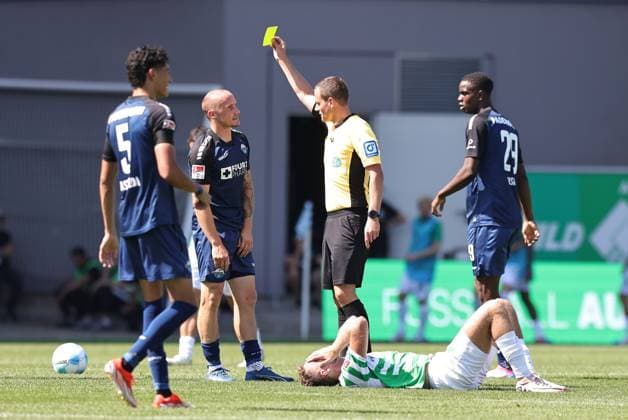24 08 2024 Soccer Season 2024 2025 2 Soccer Bundesliga 03 Matchday SpVgg Greuther Fürth Kleeblatt SC Paderborn 07 SCP Sportfoto Zink DaMa xdaxmax DFL regulations prohibit any use of photographs as image sequences and or quasi video only for editorial use Sven Michel 11, SC Paderborn 07 sees yellow card from Dr Robin Braun referee yellow card