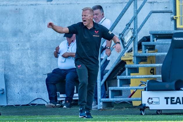 24 08 2024, SC Preußen Münster vs 1 FC Kaiserslautern, 2 Bundesliga, Matchday 3 Markus Anfang 1 FC Kaiserslautern, Coach gesticulates and directs Important note According to the regulations of the DFL German Football League or the DFB German Football Association, it is prohibited to use photographs taken in the stadium and or of the match in the form of sequential images and or video-like photo series Photo Bahho Kara Kirchner Media Copyright: xBahhoxKara Kirchner-Mediax