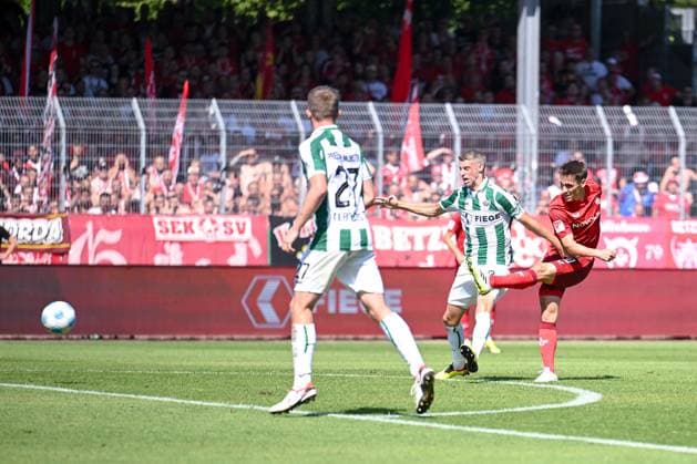 24 08 2024, Football, 2 Bundesliga, Matchday 3 Season 2024 2025, Preußen Münster 1 FC Kaiserslautern, Marc Lorenz SC Preussen Münster , Daniel Hanslik 1 FC Kaiserslautern xRHR PHOTO TKx Copyright: RHR-FOTOx RHR-FOTO TK