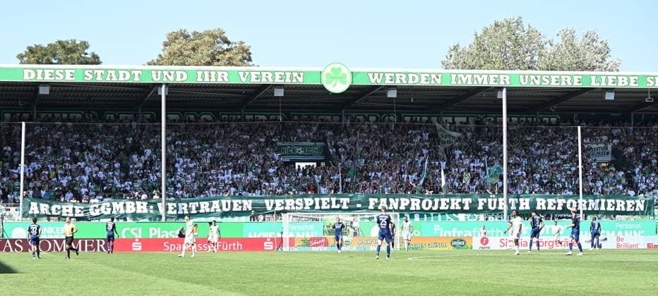 24 08 2024 Soccer Season 2024 2025 2 Soccer Bundesliga 03 Matchday SpVgg Greuther Fürth Kleeblatt SC Paderborn 07 SCP Sportfoto Zink xwoxzix DFL regulations prohibit any use of photographs as image sequences and or quasi video only for editorial use Greutherfürthfans Fans Fanblock Kleeblattfans Spruchband Banner ARCHE GGMBH VERTRAUEN VERSPIELT FANPROJEKT FÜRTH REFORMIEREN