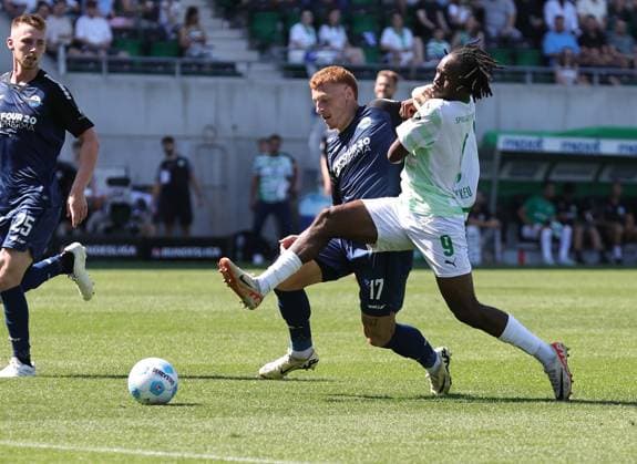 24 08 2024 Soccer Season 2024 2025 2 Soccer Bundesliga 03 Matchday SpVgg Greuther Fürth Kleeblatt SC Paderborn 07 SCP Sportfoto Zink DaMa xdaxmax DFL regulations prohibit any use of photographs as image sequences and or quasi video only for editorial use Laurin Curda 17, SC Paderborn 07 Noel Futkeu 9, SpVgg Greuther Fürth