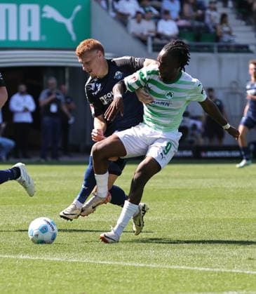 24 08 2024 Soccer Season 2024 2025 2 Soccer Bundesliga 03 Matchday SpVgg Greuther Fürth Kleeblatt SC Paderborn 07 SCP Sportfoto Zink DaMa xdaxmax DFL regulations prohibit any use of photographs as image sequences and or quasi video only for editorial use Laurin Curda 17, SC Paderborn 07 Noel Futkeu 9, SpVgg Greuther Fürth