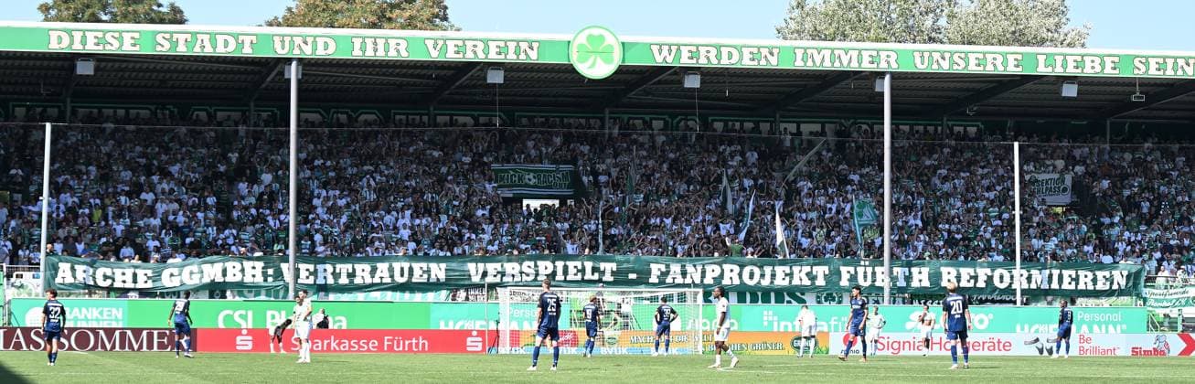 24 08 2024 Soccer Season 2024 2025 2 Soccer Bundesliga 03 Matchday SpVgg Greuther Fürth Kleeblatt SC Paderborn 07 SCP Sportfoto Zink xwoxzix DFL regulations prohibit any use of photographs as image sequences and or quasi video only for editorial use Greutherfürthfans Fans Fanblock Kleeblattfans Spruchband Banner ARCHE GGMBH VERTRAUEN VERSPIELT FANPROJEKT FÜRTH REFORMIEREN