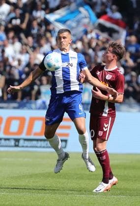 Marc Oliver Kempf, Christian Viet Zweikampf Spielzene Action Sport Fußball Fußball DFL 2 Bundesliga Herren 3 Spieltag Saison 2024 2025 24 08 2024 Hertha BSC Berlin vs SSV Jahn Regensburg DFL regulations prohibit any use of photographs as image sequences and or quasi video