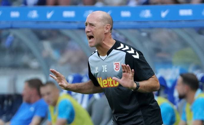 Coach Joe Enochs shouting, pointing, gesticulating Upper body action Sport Football Soccer DFL 2 Bundesliga Men 3 Matchday Season 2024 2025 24 08 2024 Hertha BSC Berlin vs SSV Jahn Regensburg DFL regulations prohibit any use of photographs as image sequences and or quasi video