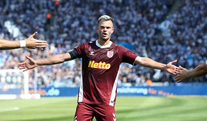 Benedikt Saller claps off Action upper body Sport Soccer Football DFL 2 Bundesliga Men 3 Matchday Season 2024 2025 24 08 2024 Hertha BSC Berlin vs SSV Jahn Regensburg DFL regulations prohibit any use of photographs as image sequences and or quasi video