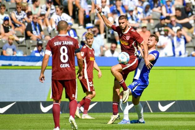 24 08 2024, xlakx, Fußball 2 Bundesliga, Hertha BSC Berlin Jahn Regensburg emspor, v l Rasim Bulic SSV Jahn Regensburg 5 ,Pascal Klemens Hertha BSC 41 ,Zweikampf, Duell, Kampf, tackle DFL DFB REGULATIONS PROHIBIT ANY USE OF PHOTOGRAPHS as IMAGE SEQUENCES and or QUASI VIDEO Daniel Lakomski Jan Huebner Berlin