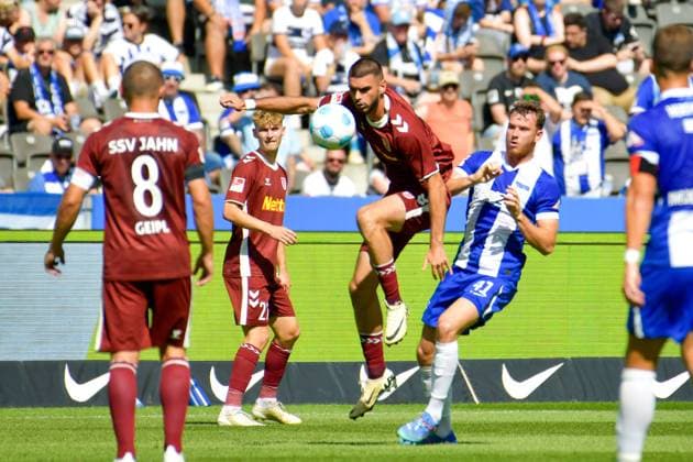 24 08 2024, xlakx, Fußball 2 Bundesliga, Hertha BSC Berlin Jahn Regensburg emspor, v l Rasim Bulic SSV Jahn Regensburg 5 ,Pascal Klemens Hertha BSC 41 ,Zweikampf, Duell, Kampf, tackle DFL DFB REGULATIONS PROHIBIT ANY USE OF PHOTOGRAPHS as IMAGE SEQUENCES and or QUASI VIDEO Daniel Lakomski Jan Huebner Berlin