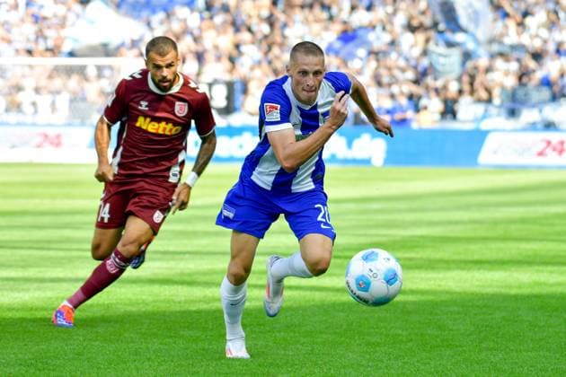 24 08 2024, xlakx, Fußball 2 Bundesliga, Hertha BSC Berlin Jahn Regensburg emspor, v l Robin Ziegele SSV Jahn Regensburg 14 ,Palko Dardai Hertha BSC 20 ,Zweikampf, Duell, Kampf, tackle DFL DFB REGULATIONS PROHIBIT ANY USE OF PHOTOGRAPHS as IMAGE SEQUENCES and or QUASI VIDEO Daniel Lakomski Jan Huebner Berlin