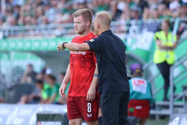 GER, Preussen Muenster vs 1 FC Kaiserslautern, Football, 2 Liga, Matchday 3, Season 2024 2025, 24 08 2024 Jean Zimmer 1 FC Kaiserslautern, 8 Markus Anfang Coach 1 FC Kaiserslautern DFL REGULATIONS PROHIBIT ANY USE OF PHOTOGRAPHS AS IMAGE SEQUENCES AND OR QUASI VIDEO GER, Preussen Muenster vs 1 FC Kaiserslautern, Football, 2 Liga, Matchday 3, Season 2024 2025, 24 08 2024 Muenster Copyright: xEibner-Pressefoto xFrankxZeisingx EP_FZG