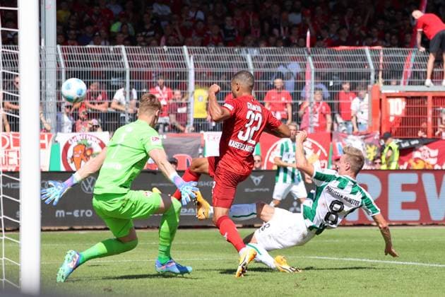 GER, Preussen Muenster vs 1 FC Kaiserslautern, Football, 2 Liga, Matchday 3, Season 2024 2025, 24 08 2024 Goal kick Joshua Mees Joel Grodowski Preussen Muenster, 8 DFL REGULATIONS PROHIBIT ANY USE OF PHOTOGRAPHS AS IMAGE SEQUENCES AND OR QUASI VIDEO GER, Preussen Muenster vs 1 FC Kaiserslautern, Football, 2 Liga, Matchday 3, Season 2024 2025, 24 08 2024 Muenster Copyright: xEibner-Pressefoto xFrankxZeisingx EP_FZG