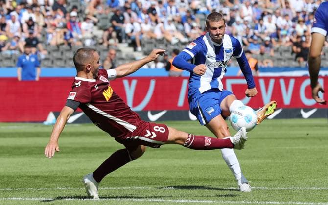 Andreas Geipl, Michael Cuisance Zweikampf Spielzene Action Sport Fußball Fußball DFL 2 Bundesliga Herren 3 Spieltag Saison 2024 2025 24 08 2024 Hertha BSC Berlin vs SSV Jahn Regensburg DFL regulations prohibit any use of photographs as image sequences and or quasi video