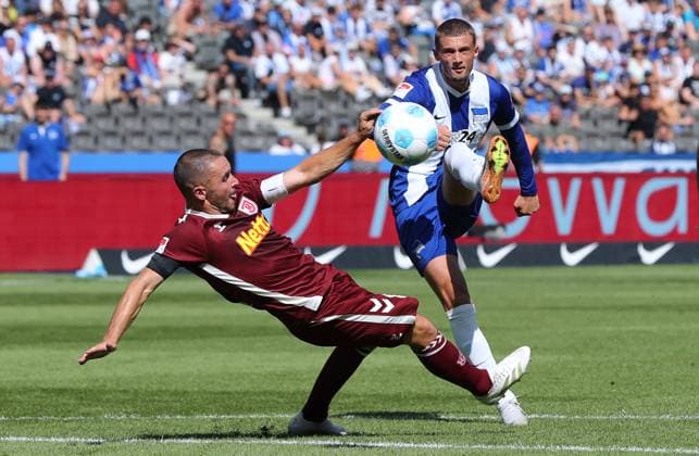 Andreas Geipl, Michael Cuisance Zweikampf Spielzene Action Sport Fußball Fußball DFL 2 Bundesliga Herren 3 Spieltag Saison 2024 2025 24 08 2024 Hertha BSC Berlin vs SSV Jahn Regensburg DFL regulations prohibit any use of photographs as image sequences and or quasi video