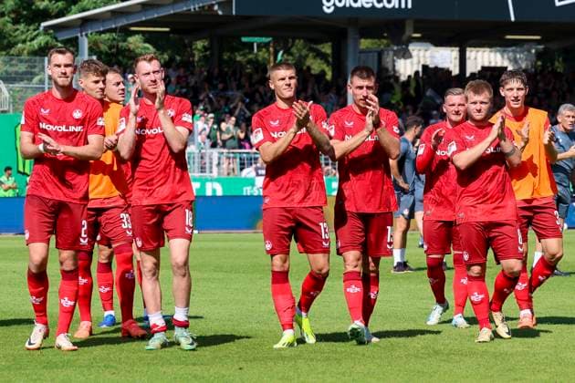 The players of 1 FC Kaiserslautern celebrate the away win, 2 Bundesliga, Preußen Münster vs 1 FC Kaiserslautern, Preußenstadion, August 24, 2024 in Münster, Germany Photo by Marco Steinbrenner DeFodi Images The players of 1 FC Kaiserslautern celebrate the away win, 2 Bundesliga, Preußen Münster vs 1 FC Kaiserslautern, Preußenstadion, August 24, 2024 in Münster, Germany Photo by Marco Steinbrenner DeFodi Images DFB DFL REGULATIONS PROHIBIT ANY USE OF PHOTOGRAPHS AS IMAGE SEQUENCES AND OR QUASI VIDEO Defodi 700 scp fcK 20240824 069 Defodi-700 DFB DFL REGULATIONS PROHIBIT ANY USE OF PHOTOGRAPHS AS IMAGE SEQUENCES AND OR QUASI-VIDEO.