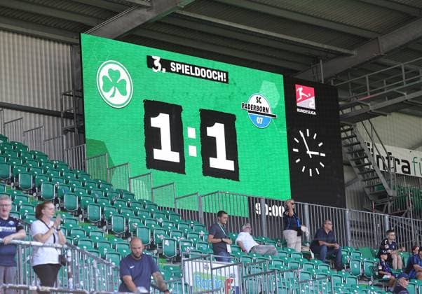 24 08 2024 Soccer Season 2024 2025 2 Soccer Bundesliga 03 Matchday SpVgg Greuther Fürth Kleeblatt SC Paderborn 07 SCP Sportfoto Zink DaMa xdaxmax DFL regulations prohibit any use of photographs as image sequences and or quasi video only for editorial use Symbolbild Symbol photo Feature Impression Scoreboard with final score 1 1