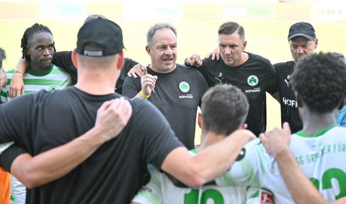 24 08 2024 Soccer Season 2024 2025 2 Soccer Bundesliga 03 Matchday SpVgg Greuther Fürth Kleeblatt SC Paderborn 07 SCP Sportfoto Zink xwoxzix DFL regulations prohibit any use of photographs as image sequences and or quasi video only for editorial use Alexander Zorniger Trainer SpVgg Greuther Fürth speaks to Mannschaft Team after the end of the match