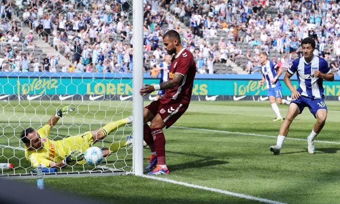 Florian Niederlechner scores the goal for 2 0 against goalkeeper Felix Gebhardt duel Match scene Action Sport Soccer Football DFL 2 Bundesliga Men 3 Matchday Season 2024 2025 24 08 2024 Hertha BSC Berlin vs SSV Jahn Regensburg DFL regulations prohibit any use of photographs as image sequences and or quasi video
