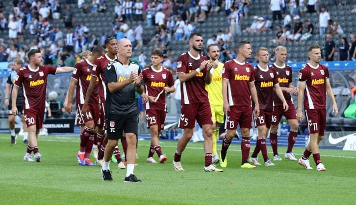Coach Joe Enochs and team disappointed with the fans after the end of the game Disappointment Sport Football Soccer DFL 2 Bundesliga Men 3 Matchday Season 2024 2025 24 08 2024 Hertha BSC Berlin vs SSV Jahn Regensburg DFL regulations prohibit any use of photographs as image sequences and or quasi video