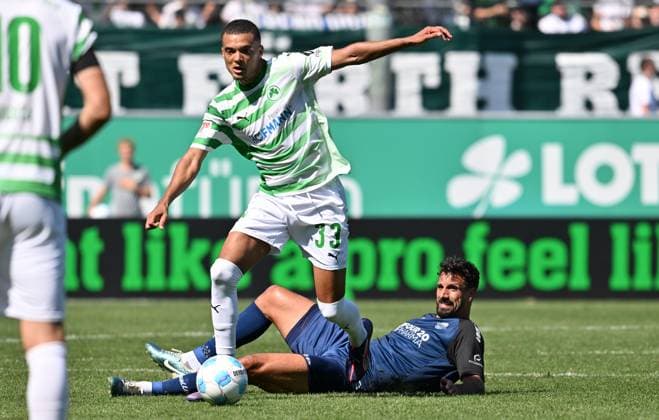 24 08 2024 Soccer Season 2024 2025 2 Soccer Bundesliga 03 Matchday SpVgg Greuther Fürth Kleeblatt SC Paderborn 07 SCP Sportfoto Zink xwoxzix DFL regulations prohibit any use of photographs as image sequences and or quasi video only for editorial use Maximilian Solomon Dietz 33, SpVgg Greuther Fürth Adriano Grimaldi 39, SC Paderborn , behind