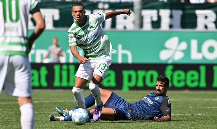 24 08 2024 Soccer Season 2024 2025 2 Soccer Bundesliga 03 Matchday SpVgg Greuther Fürth Kleeblatt SC Paderborn 07 SCP Sportfoto Zink xwoxzix DFL regulations prohibit any use of photographs as image sequences and or quasi video only for editorial use Maximilian Solomon Dietz 33, SpVgg Greuther Fürth before Adriano Grimaldi 39, SC Paderborn