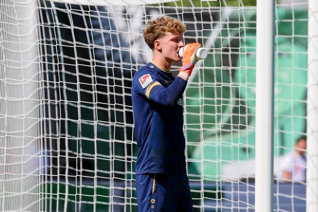 Goalkeeper Johannes Schenk SC Preussen Muenster drinks from a water bottle in the heat, 2 Bundesliga, Preußen Münster vs 1 FC Kaiserslautern, Preußenstadion, August 24, 2024 in Münster, Germany Photo by Marco Steinbrenner DeFodi Images Goalkeeper Johannes Schenk SC Preussen Muenster drinks from a water bottle in the heat, 2 Bundesliga, Preußen Münster vs 1 FC Kaiserslautern, Preußenstadion, August 24, 2024 in Münster, Germany Photo by Marco Steinbrenner DeFodi Images DFB DFL REGULATIONS PROHIBIT ANY USE OF PHOTOGRAPHS AS IMAGE SEQUENCES AND OR QUASI VIDEO Defodi 700 scp fcK 20240824 083 Defodi-700 DFB DFL REGULATIONS PROHIBIT ANY USE OF PHOTOGRAPHS AS IMAGE SEQUENCES AND OR QUASI-VIDEO.